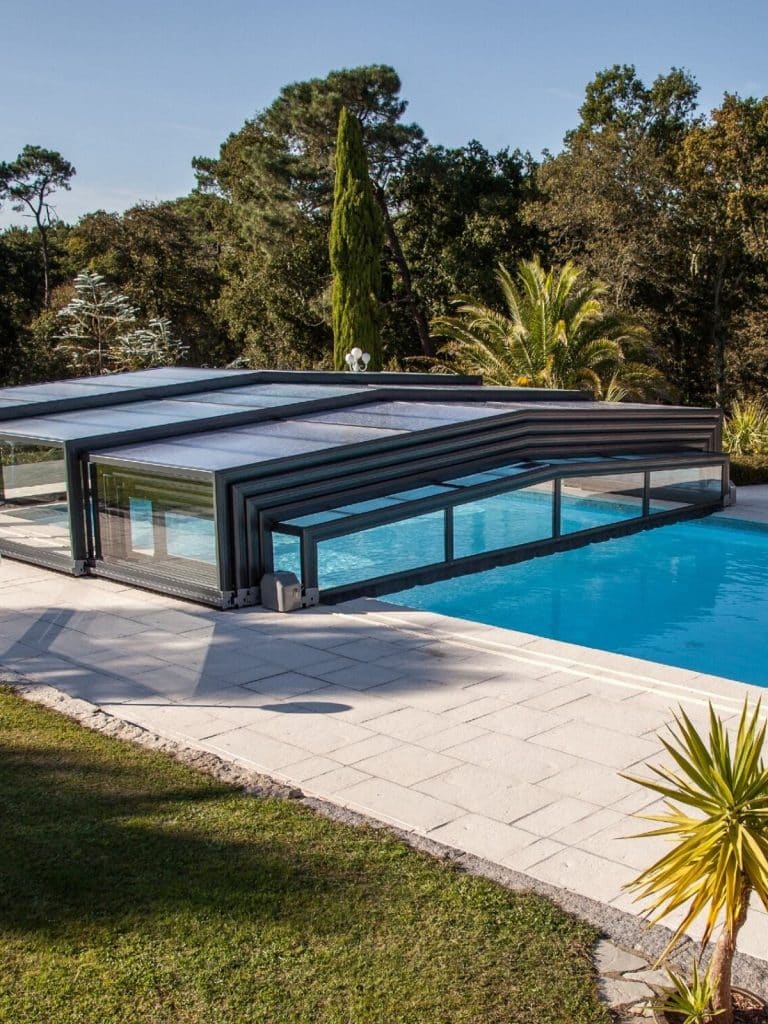 Piscine moderne avec abri design