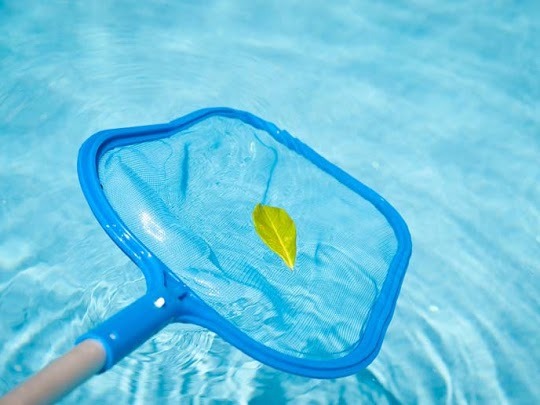 Nettoyage de surface à l'épuisette